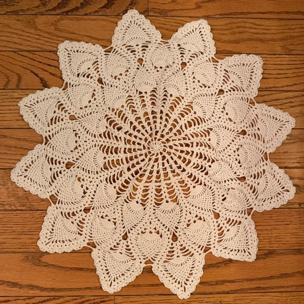 9.6.a Vtg Handmade Crochet Pineapple Doily Ecru Lace Round Table Topper Cottage